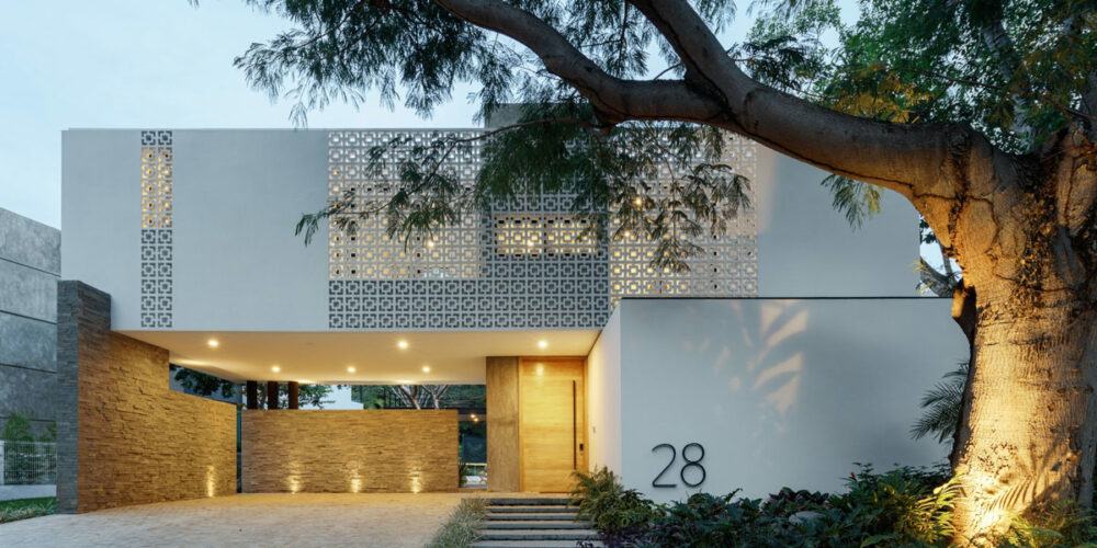 Maison familiale de luxe au Mexique avec une cour d’arbre en papier