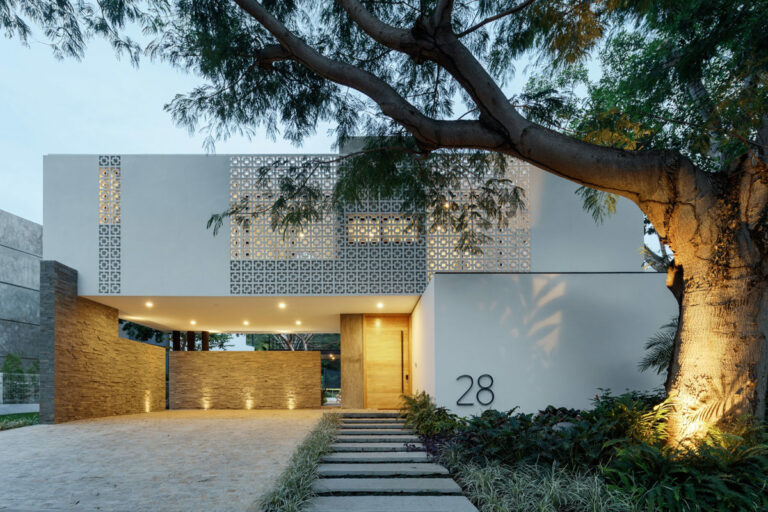 Lire la suite à propos de l’article Maison familiale de luxe au Mexique avec une cour d’arbre en papier